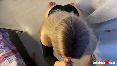 Redhead ngisep kontol lan kurang ajar munggah, njupuk cum ing dheweke bokong